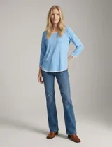 Remera de modal color blanco, con cuello redondo y mangas 3/4. Presenta un aplique bordado en color tostado en el cuello, los puños y el ruedo.