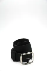 Cinturón de cuero con pelo negro, con hebilla metálica plateada de diseño rectangular.