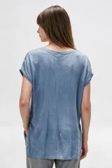 Blusa de algodón holgada en color verde, con cuello redondo y mangas cortas.