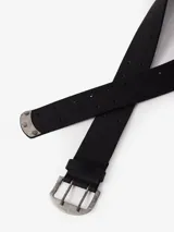 Cinturón de cuero negro con doble hilera de agujeros a lo largo de toda la tira. Presenta una hebilla metálica de doble perno y una puntera metálica decorativa con remaches.