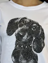 Remera de manga larga en color blanco con estampa central de un perro salchicha en tonos blanco y negro.