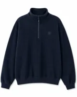 Buzo de polar azul oscuro con cuello alto y cierre frontal parcial. Presenta un pequeño logo bordado en el pecho y puños elásticos.
