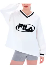 Buzo Fila de estilo coreano, color blanco con cuello en V y puños acanalados en contraste negro, manga larga y gran logotipo frontal de la marca.