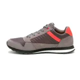 Zapatilla deportiva Caterpillar modelo Ventura, color gris topo con detalles en naranja vibrante en el talón y ojales. Presenta capellada mixta de gamuza y textil, forro de malla reciclada y suela de EVA gruesa.