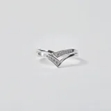 Anillo de plata 925 con diseño en forma de V decorado con pequeñas circonias engastadas a lo largo de la banda.