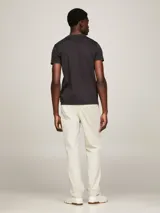 Remera negra de algodón elástico con corte slim fit, cuello redondo y logo de Tommy Hilfiger bordado en el pecho.
