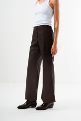 Pantalón de vestir color marrón oscuro, de corte recto y tiro medio, con diseño de pierna ancha.