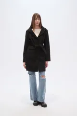 Tapado negro de manga larga con capucha, bolsillos frontales tipo parche y lazo ajustable en la cintura.