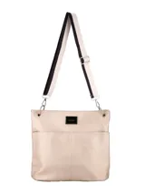 Bandolera de diseño clásico en color beige metalizado, confeccionada en material sintético. Cuenta con un compartimento principal con cierre metálico, bolsillos frontales de acceso rápido y un portallaves interior. Incluye dos correas intercambiables y ajustables para mayor versatilidad.