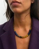 Collar de piedras naturales que combina turmalinas multicolor y kyanita azul, con un diseño que alterna cuentas esféricas y cuentas cilíndricas facetadas.