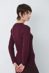 Buzo de tejido morley color marrón, con cuello redondo y mangas largas, de corte ajustado al cuerpo.