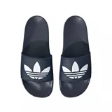 Ojotas tipo slide Adidas Adilette Lite, color azul marino oscuro con la suela y la plantilla del mismo color. La tira superior ancha presenta el logo del trébol (Trefoil) de Adidas Originals en color blanco.