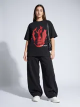 Pantalon deportivo de corte baggy y silueta oversize, confeccionado en algodon. Presenta cintura elastizada y costuras decorativas verticales que estructuran el diseño de las piernas.