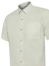 Camisa de manga corta confeccionada en lino orgánico, con cuello clásico, cierre frontal con botones y un bolsillo en el pecho con detalle bordado.