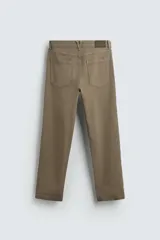 Pantalón de corte recto confeccionado en tejido de algodón con elasticidad. Presenta diseño de cinco bolsillos, cierre frontal con cremallera y botón.
