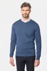 Suéter de tejido fino color azul marino, con cuello en V y manga larga. Presenta un pequeño logo bordado en el pecho.