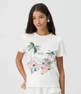Remera blanca de algodón con cuello redondo, mangas cortas y estampa frontal con diseño tropical de palmeras y la inscripción "Fresh Air Salty Hair".
