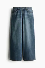Jean wide leg de denim azul con lavado medio, tiro regular, diseño de cinco bolsillos y perneras amplias y rectas.