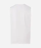 Musculosa blanca de algodón, de corte comfort y cuello redondo. Presenta un estampado localizado en el pecho con un diseño de palmeras y un atardecer en tonos rosados y naranjas.