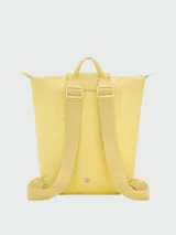 Mochila Longchamp modelo Le Pliage One, color bordó, con diseño minimalista, cierre superior y solapa frontal con botón a presión.