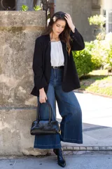 Pantalón de jean azul de tiro alto, corte recto y pierna ancha.
