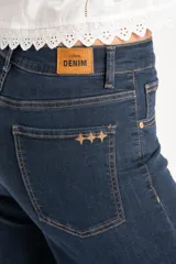 Jean de corte flare y tiro medio, con diseño de pierna ancha y ruedo desflecado. Confeccionado en denim de tono azul oscuro.