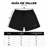 Short deportivo negro de tejido técnico tipo nylon, liviano y de secado rápido, con cintura elastizada, cordón regulable y bolsillos laterales. Cuenta con pequeños tajos laterales en el ruedo y el logo de la marca estampado en el lateral.
