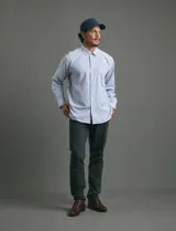 Pantalón de corte clásico confeccionado en sarga de algodón con elastano. Presenta bolsillos delanteros inclinados y bolsillos traseros de ribete.