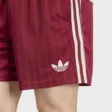 Short deportivo Adidas de la selección de España, color bordó con diseño de rayas verticales sutiles. Presenta las tres tiras características de la marca en color blanco en los laterales y el escudo de la selección bordado en la pierna derecha.
