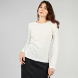 Camiseta blanca de punto con cuello redondo y mangas largas.