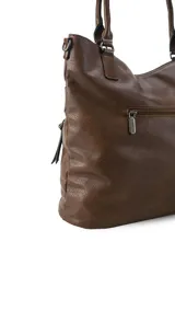 Cartera tipo shopper de tamaño grande, confeccionada en símil cuero con textura efecto croco. Presenta dos bolsillos frontales con cierre metálico en disposición angular, cierre superior principal, bolsillo trasero con cierre, doble asa corta para llevar al hombro y correa larga desmontable y regulable.