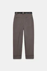 Pantalón tobillero de tiro medio con pinzas delanteras, bolsillos frontales y falsos bolsillos de vivo en la parte trasera. Presenta un bajo acabado en vuelta y se ajusta con un cinturón incluido, cierre frontal con cremallera, botón interior y gancho.