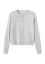 Cardigan gris de punto con cuello redondo, mangas largas y cierre frontal de botones.