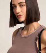 Top sin mangas color rosa claro, de corte ajustado, con cuello redondo y ribete de satén en el cuello y las sisas.