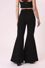 Pantalón de vestir negro de corte acampanado.