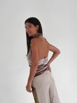 Top de terciopelo con cuello alto drapeado y diseño sin mangas, de corte ajustado al cuerpo.