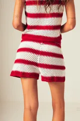 Short tejido a crochet con rayas horizontales blancas y negras, con cintura elástica y cordón ajustable.