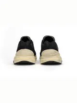 Championes de running Brandblack Specter, color negro, con capellada de malla y superposiciones de gamuza, entresuela de espuma Jetlon y suela Vibram.