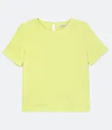 Blusa blanca de poliéster con cuello redondo, mangas cortas, cierre trasero en forma de gota, pequeñas aberturas laterales y acabados en pespuntes en las mangas y el cuello.