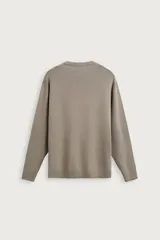 Sweater de punto relaxed fit confeccionado en hilatura con viscosa de tacto suave, color marrón, con cuello redondo y manga larga. Cuenta con acabados en rib.