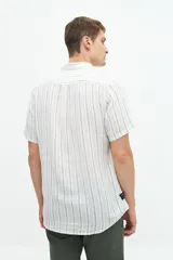 Camisa de manga corta confeccionada en lino y algodón, con fit regular y logo bordado. Color beige con rayas verticales blancas.