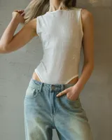 Jean wide leg de tiro medio, con corte relajado y acabado en tono azul claro lavado.
