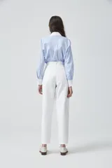 Pantalón baggy de denim color blanco, corte wide y tiro alto.