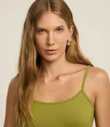 Musculosa básica de poliamida color rosa claro, con breteles finos y escote redondo.