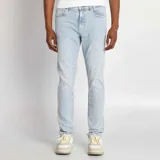 Jean slim de hombre color azul claro, con cinco bolsillos y cierre de botón y cremallera.