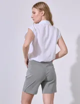 Short de gabardina con estampado a rayas verticales en blanco y negro, marca Zac & Rachel. Diseño con bolsillos delanteros aplicados y cintura elastizada.