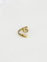 Anillo de metal dorado con diseño abierto y forma orgánica en espiral.