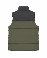 Chaleco puffer bicolor de la marca Mistral, con diseño acolchado en bloques de color verde oliva y negro. Presenta cierre frontal completo, cuello alto y bolsillos laterales con cierre.