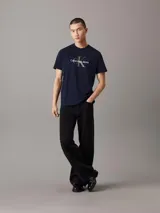 Remera Calvin Klein de corte regular clásico, color azul marino, con cuello redondo, mangas cortas y monograma de la marca estampado en el pecho.
