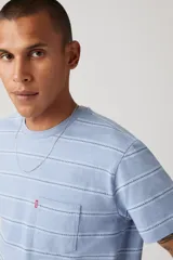 Remera celeste a rayas horizontales con bolsillo en el pecho.